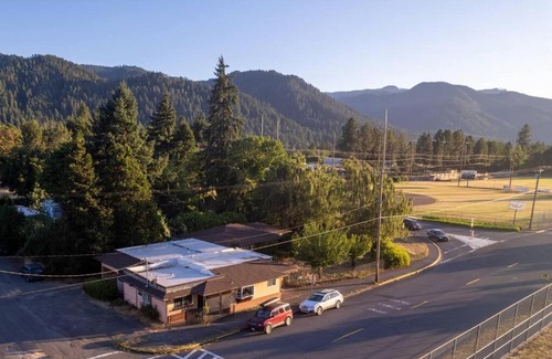 Oakridge Apartment | Adventure Awaits at Oakridge Studio: Pet-Friendly Getaway