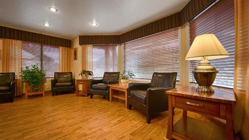 Oakridge Hotel | Comfort at Oakridge Inn & Suites with Great Amenities