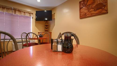 Oakridge Hotel | Comfort at Oakridge Inn & Suites with Great Amenities