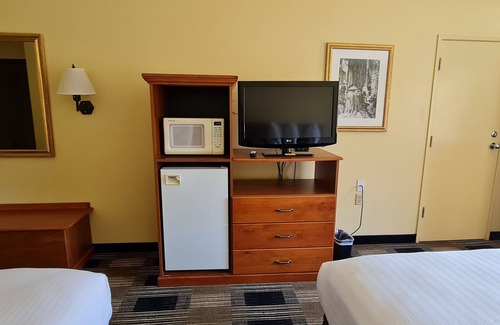 Oakridge Hotel | Discover Oakridge Inn & Suites: Pet-Friendly Retreat Awaits