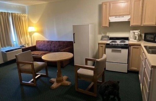 Newaygo Hotel | Cozy Oakridge Motel: Family-Friendly with Breakfast Included