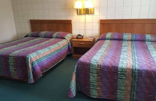 Newaygo Hotel | Cozy Oakridge Motel: Family-Friendly with Breakfast Included