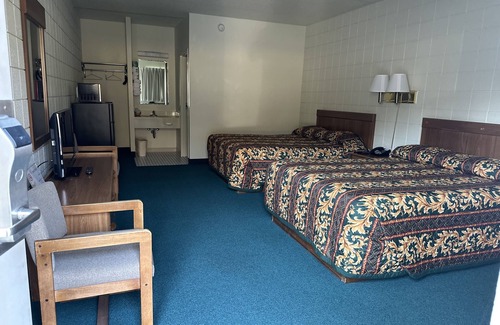 Newaygo Hotel | Cozy Oakridge Motel: Family-Friendly with Breakfast Included