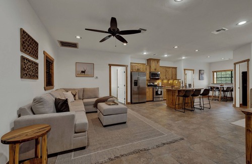 Johnson City House | Oakridge Ranch: Pool + Hot-tub, Pickleball Court, Whiskey & Wine Room