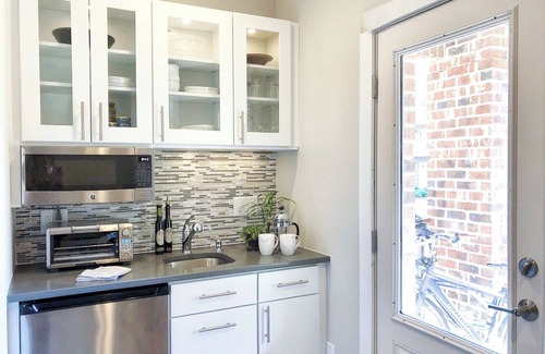 Downtown Apartment | Stylish Downtown Studio: Nespresso, Bikes & Pet-Friendly