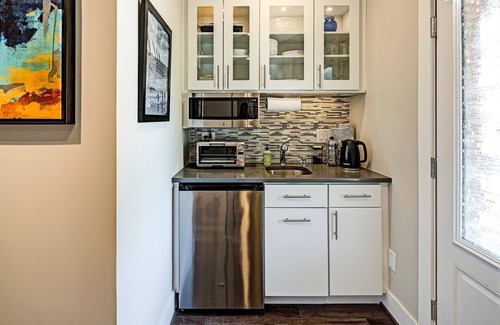 Downtown Apartment | Stylish Downtown Studio: Nespresso, Bikes & Pet-Friendly