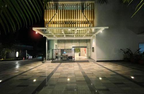 Palm Meadows Hotel | Elegant Oakwood Residence Whitefield: Pet Friendly & Pool
