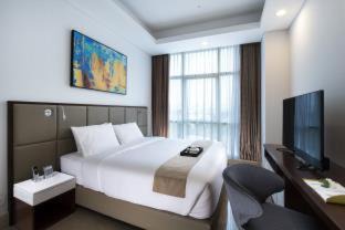 Jakarta Apartment | Elegant Oakwood Suites La Maison Jakarta with Pool & Dining