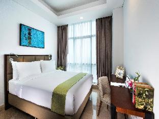 Jakarta Apartment | Elegant Oakwood Suites La Maison Jakarta with Pool & Dining