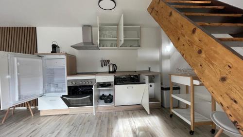 Laar Apartment | Serene Oasis with Private Terrace & Free PayTV Awaits You