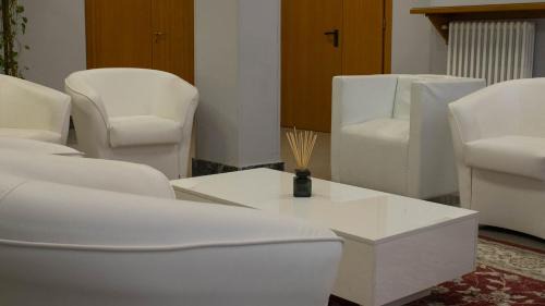 Aurelio Hotel | Discover Comfort at Oasi San Francesco: Pet Friendly Retreat