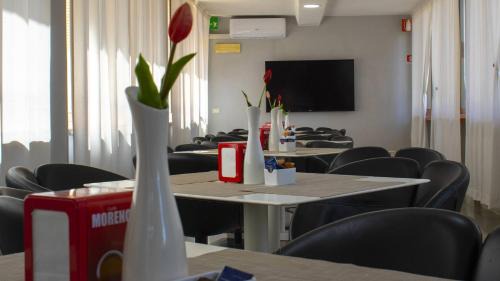 Aurelio Hotel | Discover Comfort at Oasi San Francesco: Pet Friendly Retreat