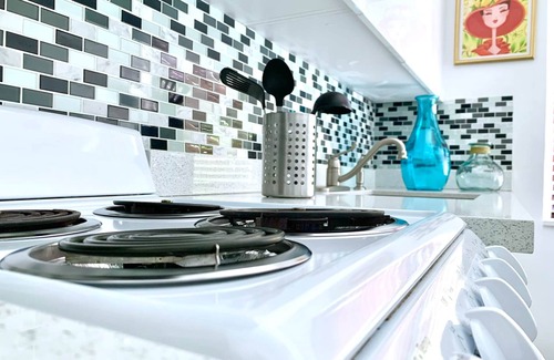 Edgewater Apartment | Cozy Oasis-05: 5 Min to Miami Beach with Spa & Kitchen
