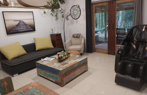 Burringbar House | Relaxing Oasis at Burringbar with Pet-Friendly Amenities