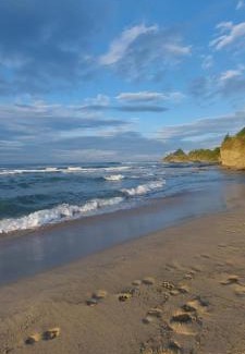 Kiten Other | Family-Friendly Oasis Blue in Lozenets, Perfect for Pets