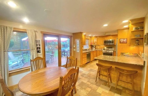North Eastham House | Oasis by the Bay: Hot Tub & Ocean Views near Seashore