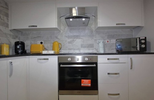 Reading City Centre Apartment | CozyNest Oasis: Central Flat with Kitchen & Breakfast