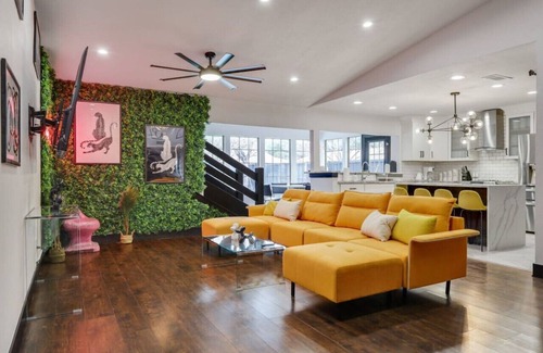North Central Carrollton House | Relaxing Oasis: Cozy 5BR with Pool, BBQ & Cinema