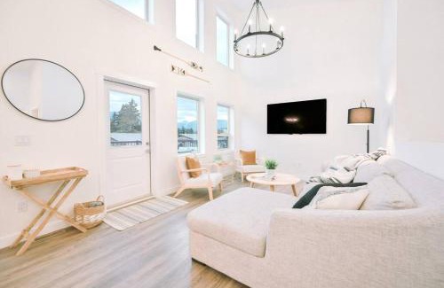 East Kootenay House | Relaxing Oasis Getaway Near Lake with Ocean Views