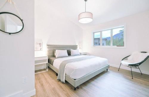 East Kootenay House | Relaxing Oasis Getaway Near Lake with Ocean Views