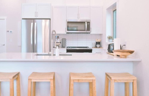 East Kootenay House | Relaxing Oasis Getaway Near Lake with Ocean Views