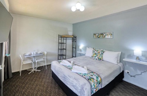 Peak Hill Hotel | Pet-Friendly Oasis Motel with Pool & Breakfast Included