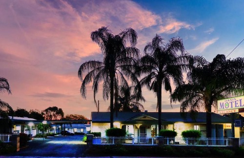 Peak Hill Hotel | Pet-Friendly Oasis Motel with Pool & Breakfast Included
