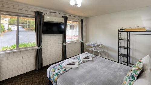 Peak Hill Hotel | Pet-Friendly Oasis Motel with Pool & Breakfast Included