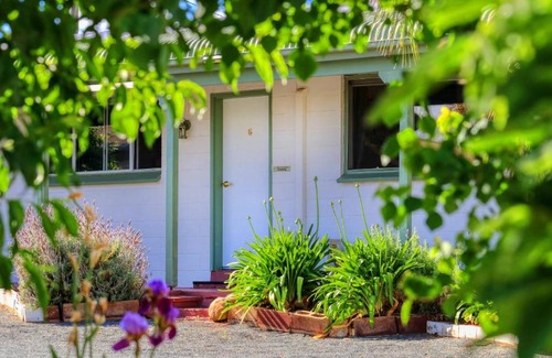 Peak Hill Hotel | Pet-Friendly Oasis Motel with Pool & Breakfast Included