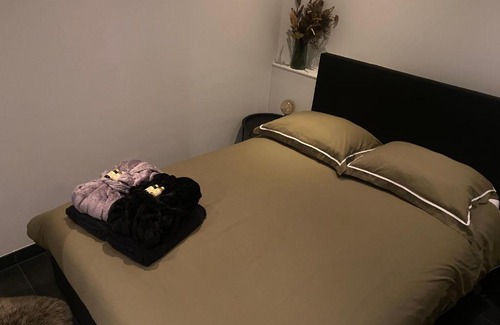 Heesch Hotel | Relax at the Oasis with Hot Tub and Kitchen Amenities