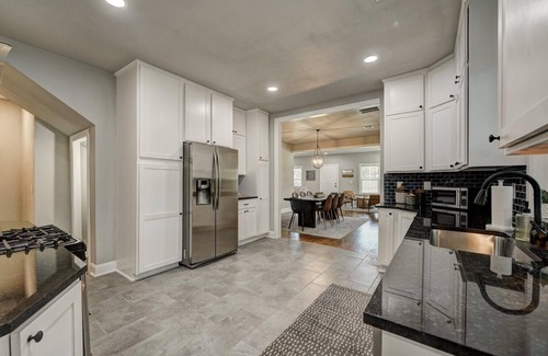 Cherry Street House | Unforgettable Oasis Off Cherry St. - Pet Friendly & Family-Ready