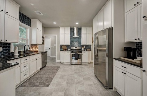 Cherry Street House | Unforgettable Oasis Off Cherry St. - Pet Friendly & Family-Ready
