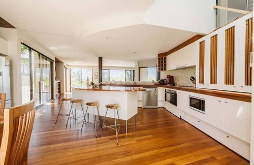 Vincentia House | Beachfront Oasis: Breathtaking Views of Jervis Bay