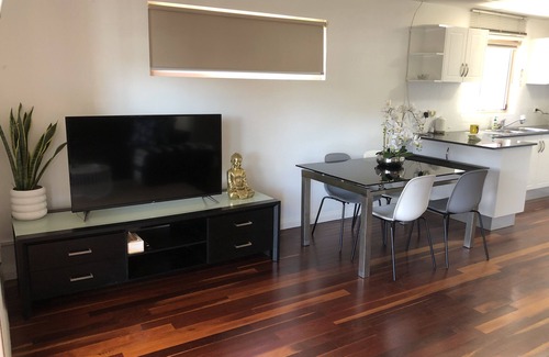 Brooklyn Apartment | Serene Oasis on the Hawkesbury with Scenic Water Views
