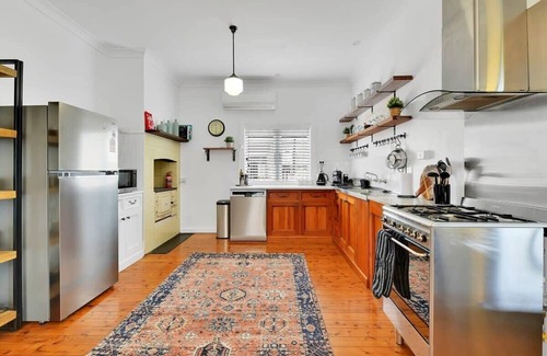 Orange House | Oasis on Warrendine - Stylish Retreat with Netflix & Kitchen