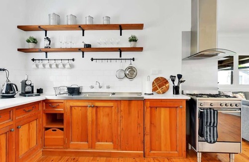 Orange House | Oasis on Warrendine - Stylish Retreat with Netflix & Kitchen