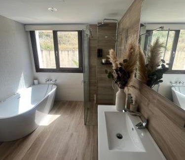 Huetor Vega Villa | Relaxing Oasis Prestigio: 4-Star Oceanfront Retreat