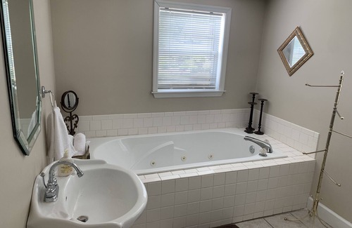 Cullman House | Guest Rated Oasis Room @ York Place with Spa & Kitchen