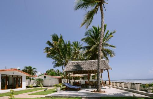 Msambweni House | Oasys House - Oceanfront Home with Pool & 9.8 Guest Rating