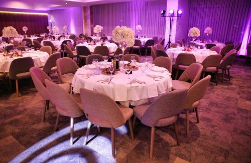 Stip Hotel | Discover Oaza Hotel: Family-Friendly with Pool & Dining