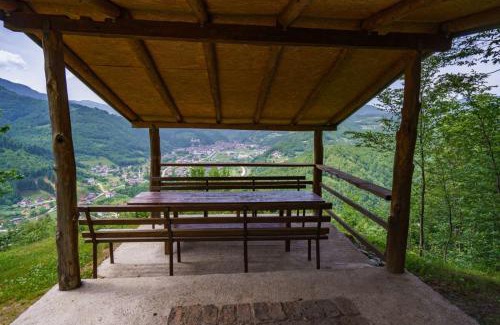 Sumece Ski Chalet | Oaza Mira - Sakina Pecina: Pet-Friendly Retreat with Hot Tub