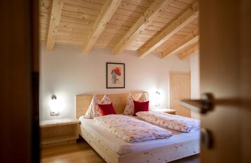 Valles Apartment | Pet-Friendly Apartments Obereggerhof with Breakfast Included