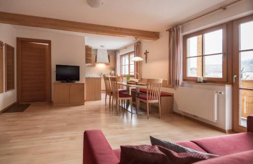 Valles Apartment | Pet-Friendly Apartments Obereggerhof with Breakfast Included
