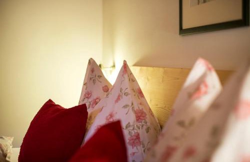 Valles Apartment | Pet-Friendly Apartments Obereggerhof with Breakfast Included