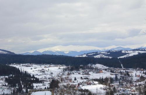 Vorokhta Cabin | Oberig Apartments: Family-Friendly Retreat with Hot Tub