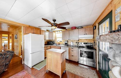 Lac du Flambeau House | Ideal Family Getaway at Oberland Retreat Hotel