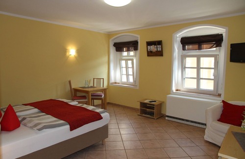 Goerlitz House | Discover Obermühle Görlitz: Family-Friendly with Dining Options