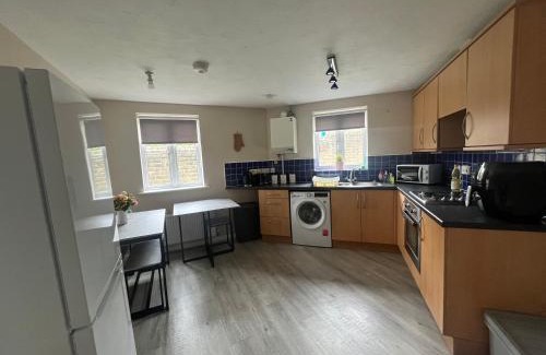 Bingley House | Oberon's Rest - Spacious 2 Bed Home perfect for Contractors & Families near Shipley, Bradford