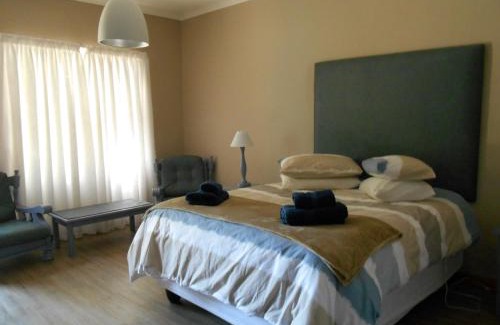 Graaff-Reinet Cabin | Family-Friendly Obesa Lodge with Pool & Breakfast Included