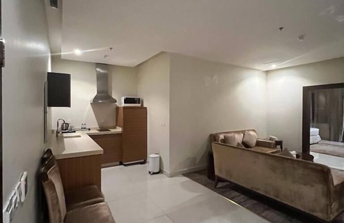 King Abdul Aziz Road Apartment | Convenient Obhur Home Suites with Breakfast & Family Amenities